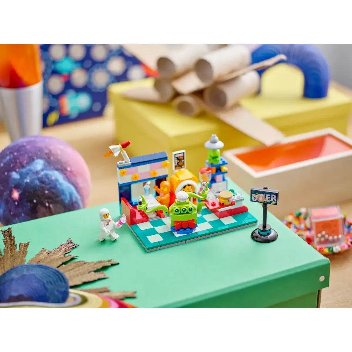 LEGO 40687 - Buitenaards restaurant